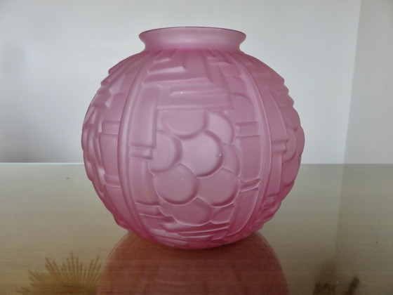 Image 1 of Vase Boule Art Déco, En Verre Moulé Rose, Années 40 50