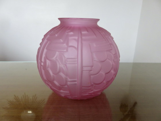 Image 1 of Vase Boule Art Déco, En Verre Moulé Rose, Années 40 50