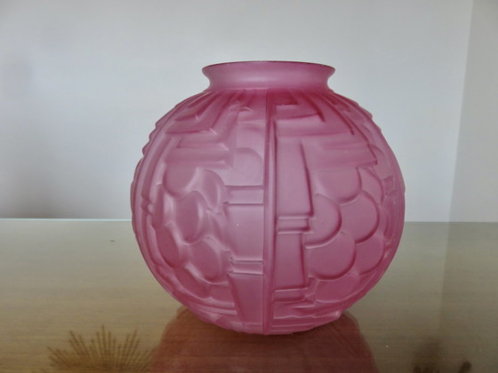 Image 1 of Vase Boule Art Déco, En Verre Moulé Rose, Années 40 50