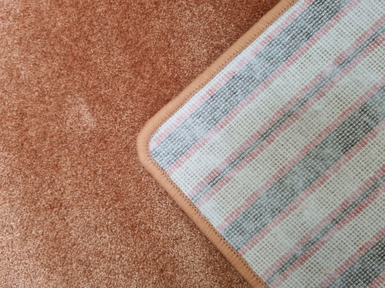 Image 1 of Tapis moderne de couleur rouille