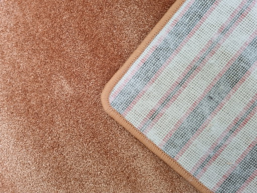 Tapis moderne de couleur rouille