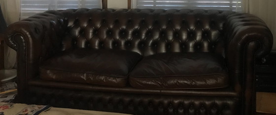 Image 1 of Canapé Chesterfield 2-3 places en cuir marron foncé