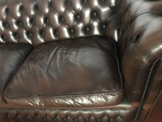 Image 1 of Canapé Chesterfield 2-3 places en cuir marron foncé