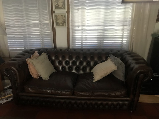 Image 1 of Canapé Chesterfield 2-3 places en cuir marron foncé