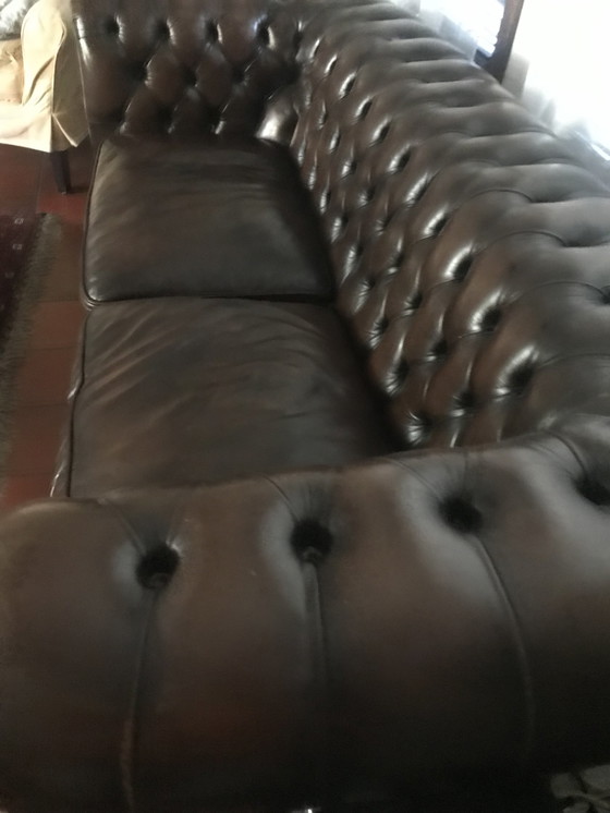 Image 1 of Canapé Chesterfield 2-3 places en cuir marron foncé