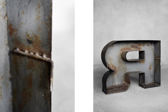 Image 1 of Lettera R in metallo polacco industriale vintage, anni '50