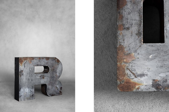 Image 1 of Lettera R in metallo polacco industriale vintage, anni '50
