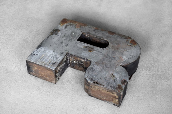 Image 1 of Lettera R in metallo polacco industriale vintage, anni '50