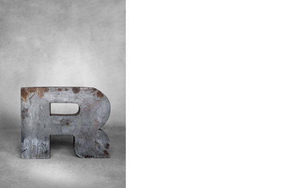 Image 1 of Lettera R in metallo polacco industriale vintage, anni '50