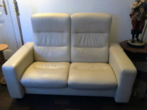 Seamless Ekornes Cream sofa