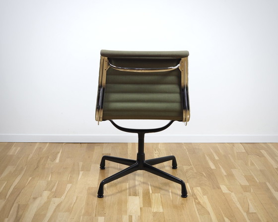 Image 1 of Vitra Alu Chair EA 105