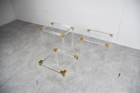 Image 1 of Nid de tables vintage en laiton et lucite