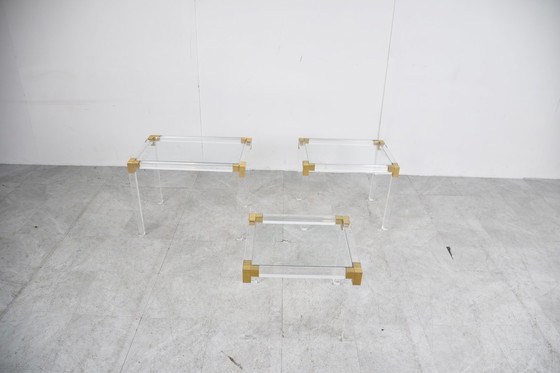 Image 1 of Nid de tables vintage en laiton et lucite