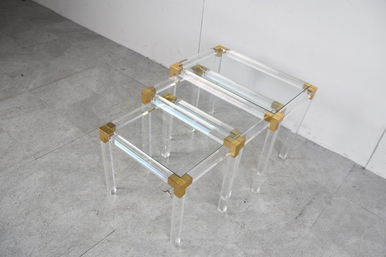 Image 1 of Nid de tables vintage en laiton et lucite