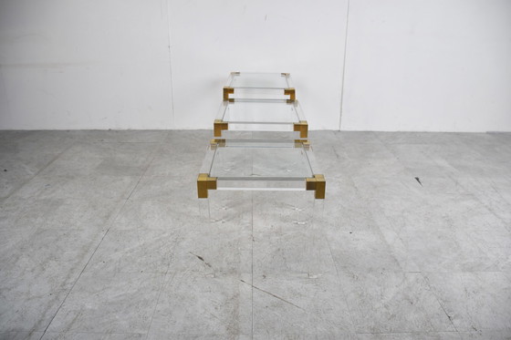 Image 1 of Nid de tables vintage en laiton et lucite