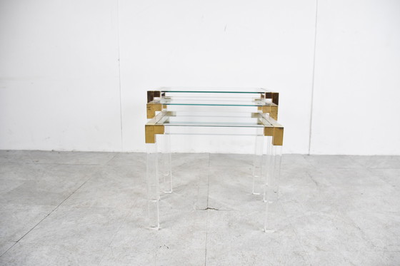 Image 1 of Nid de tables vintage en laiton et lucite