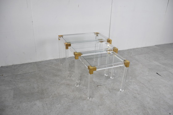 Image 1 of Nid de tables vintage en laiton et lucite