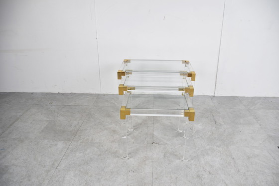 Image 1 of Nid de tables vintage en laiton et lucite