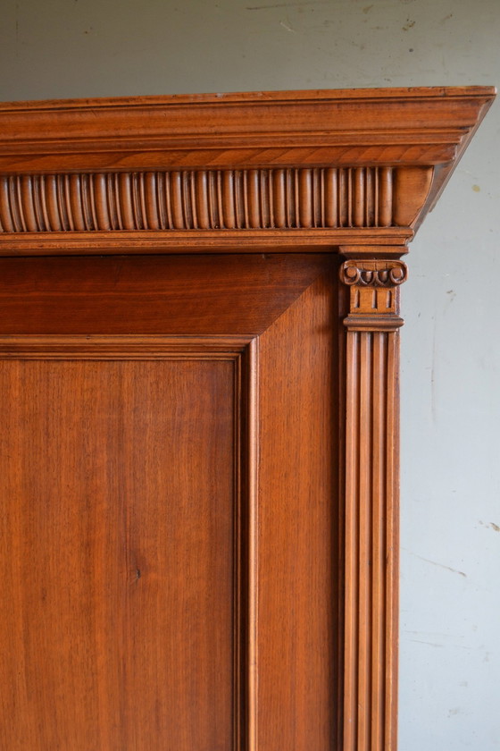 Image 1 of Hermoso y elegante gabinete de madera de cerezo antiguo.