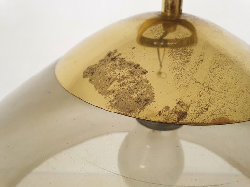 Lampada a sospensione in vetro fumé e ottone di metà secolo