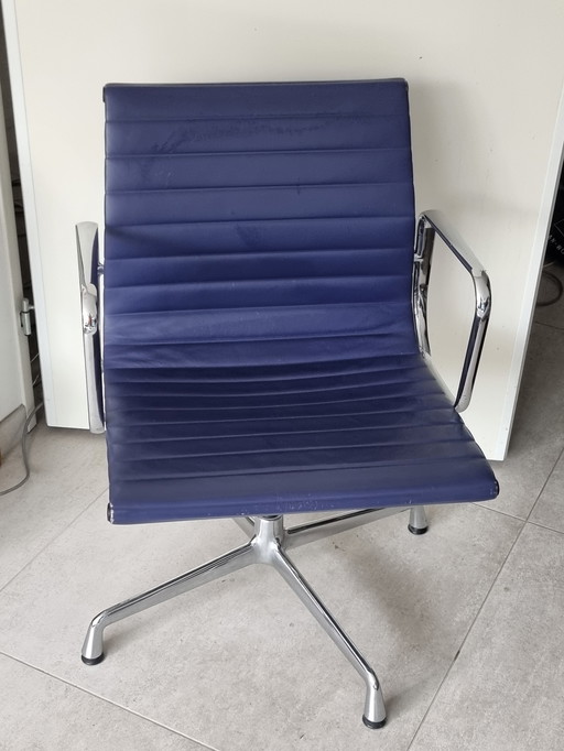 Chaise de bureau Vitra EA 108