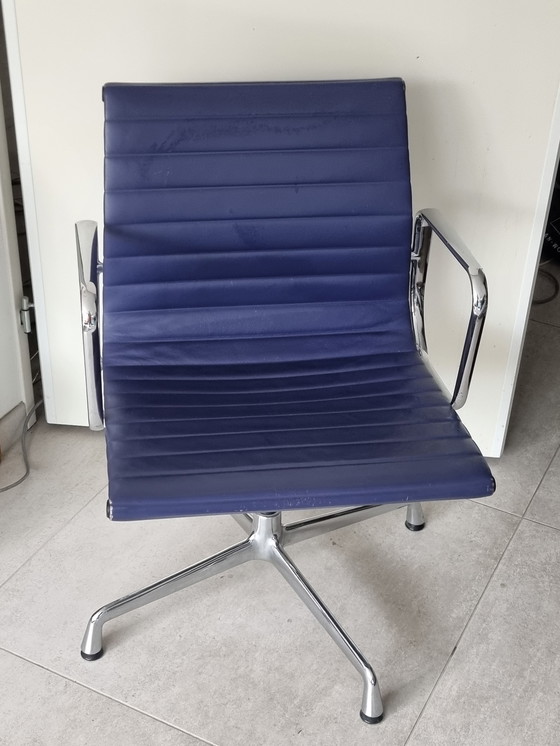 Image 1 of Vitra EA 108 office chair