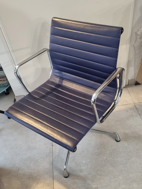 Image 1 of Vitra EA 108 office chair