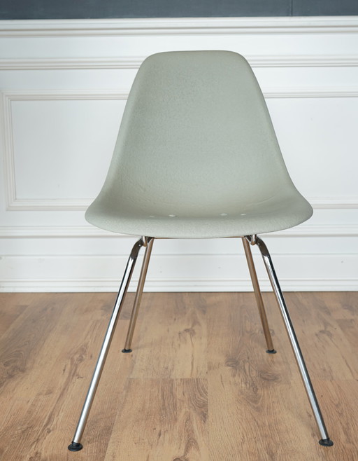 2x Vitra Eames Side Chair