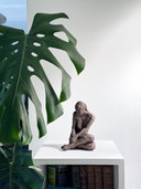Yolande Ide - una escultura de una mujer desnuda