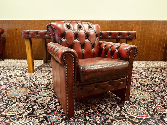 Image 1 of La marque Chesterfield Table de salle à manger et chaises de salle à manger