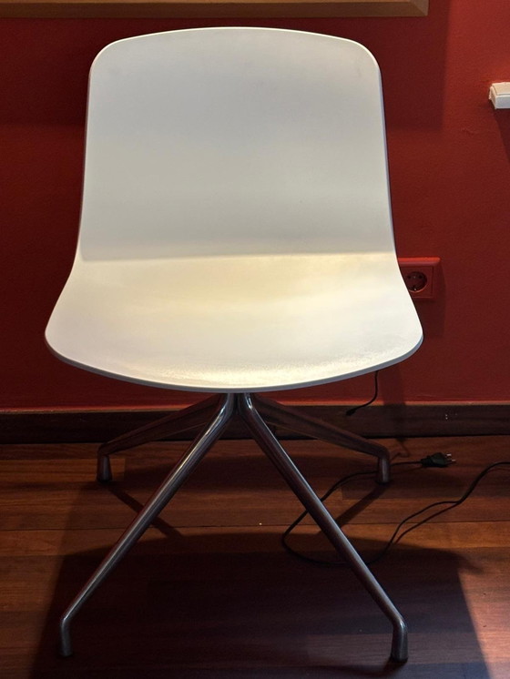 Image 1 of Sedie girevoli bianche in vendita del marchio HAY