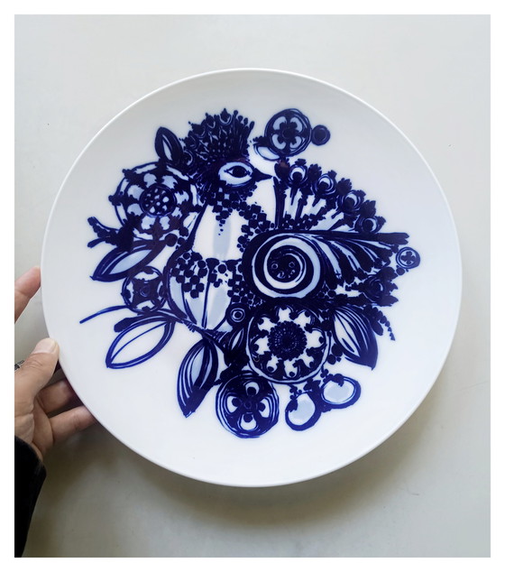 Image 1 of Grande assiette blanche et bleue Rosenthal par Björn Wiinblad