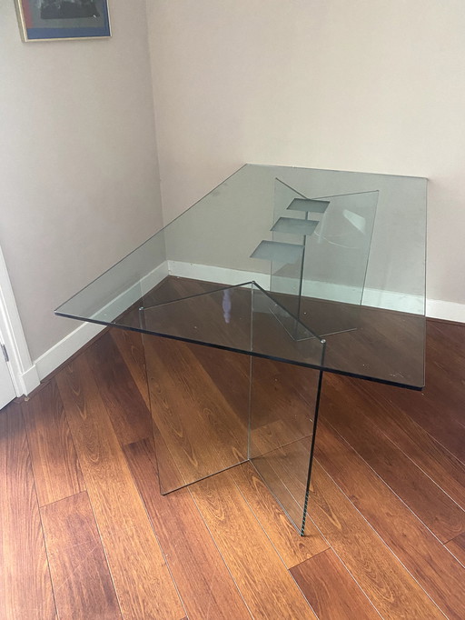 Première table à manger en verre