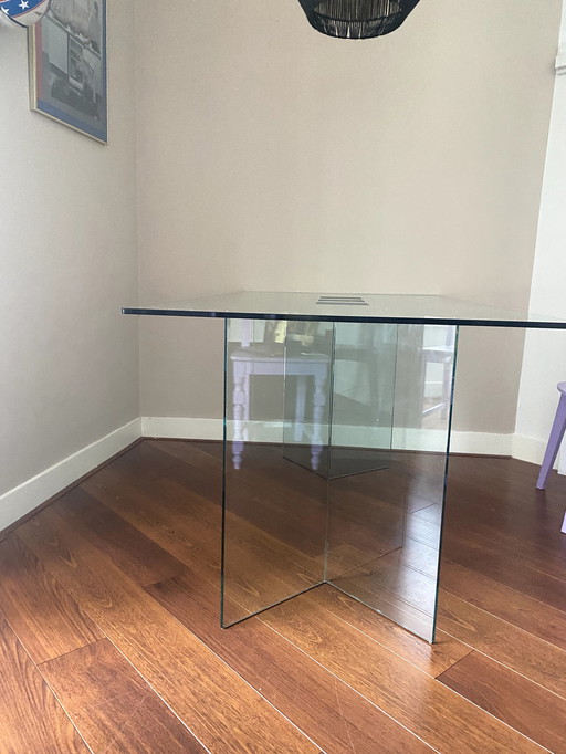 Première table à manger en verre