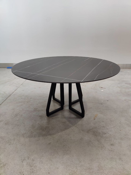 Image 1 of Table de salle à manger ronde avec plateau en céramique noire