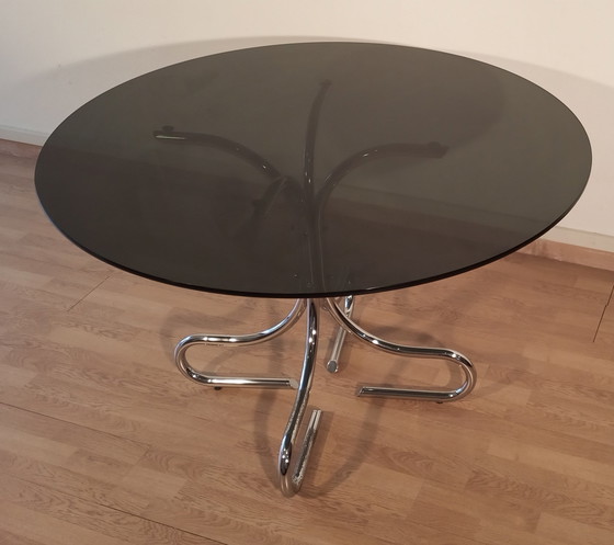 Image 1 of Table basse italienne du milieu du siècle en acier et chrome avec plateau rond en verre fumé, années 1960