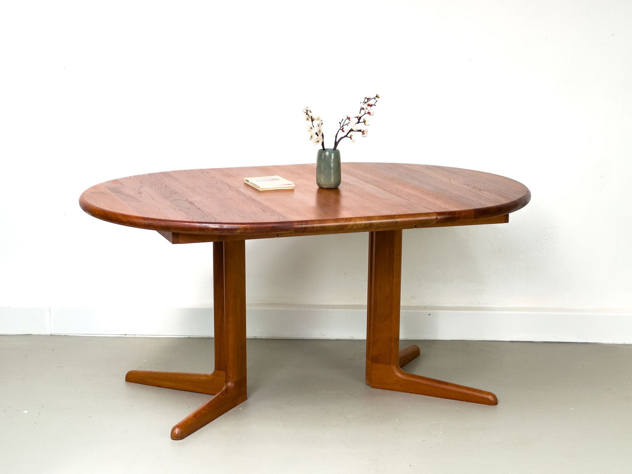 Tavolo da pranzo rotondo estensibile danese in teak di Korup, anni '80