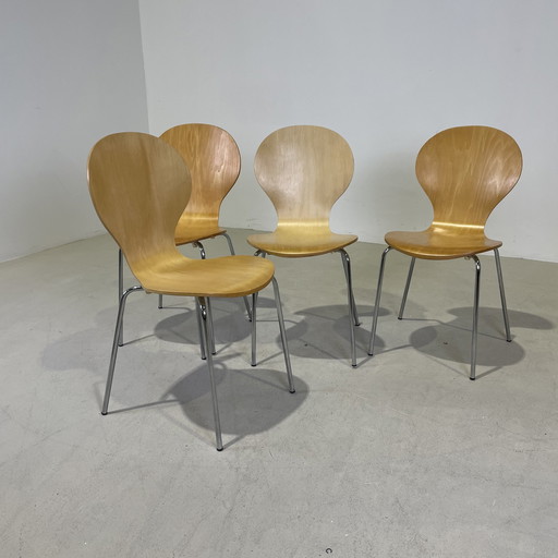 4x Phoenix stackable chairs