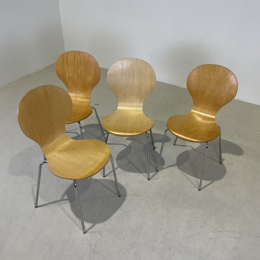 4x Phoenix stackable chairs