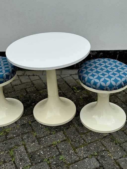 Tulp Space Age Table And 2 Stools