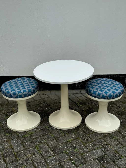 Tulp Space Age Table And 2 Stools