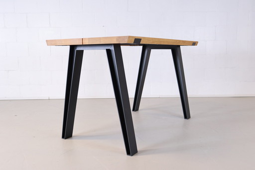 QLIV Side-to-Side bar table