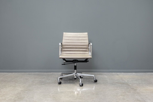 Eames EA117 office chair