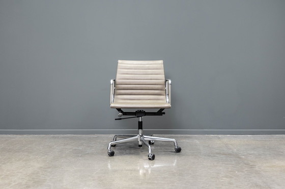 Image 1 of Sedia da ufficio Eames EA117