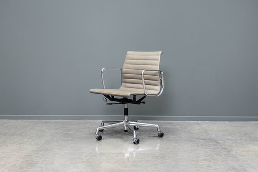 Eames EA117 office chair