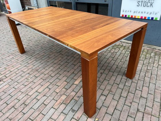 Image 1 of Leolux Vivre Dining room table cherry wood 