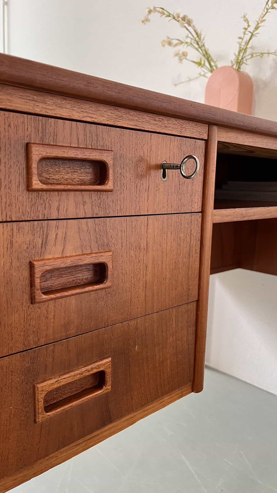 Image 1 of Bureau vintage 2 faces