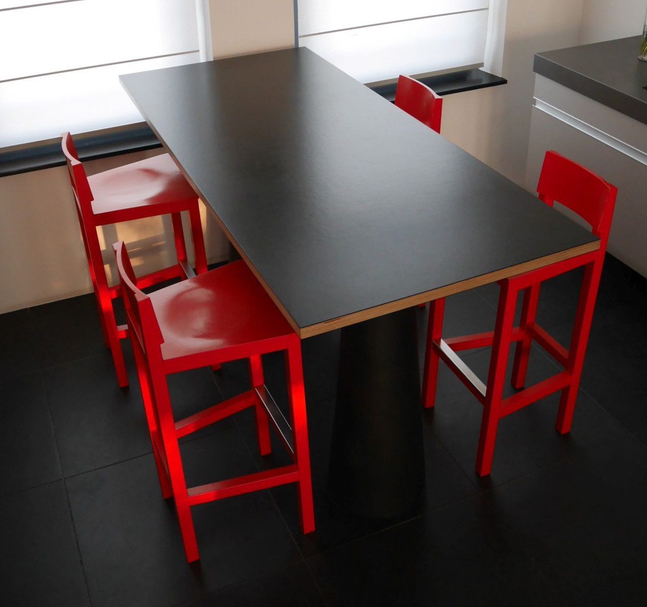 Mesa alta contenedor Moooi + 4x taburetes de bar Atelier Van Lieshout avl