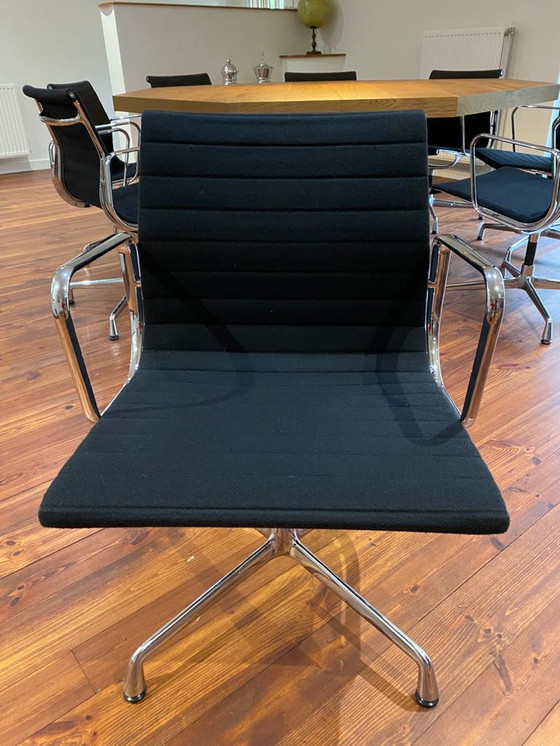 Image 1 of 8x Eames Aluminium chair: EA 103