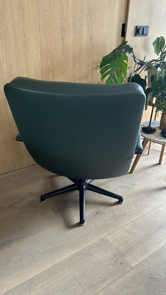 Image 1 of Artifort swivel armchair by Geoffrey Harcourt